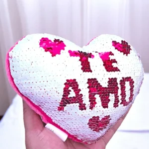 CORAÇÃO PELÚCIA VERMELHA COM BORBADO EM PAETÊ BRANCO - LOVE
